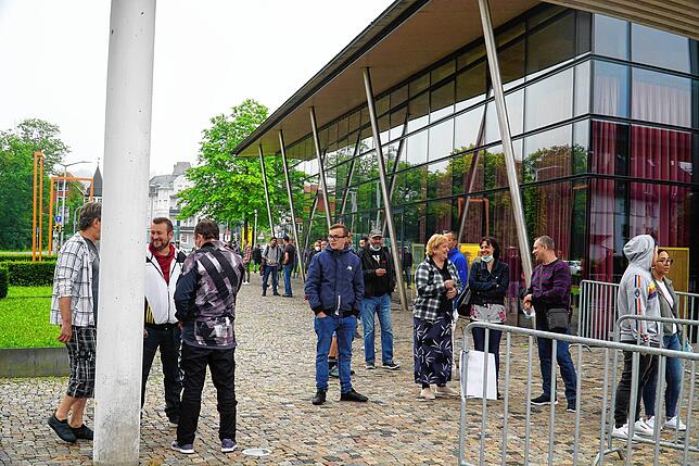 Bereits um sieben Uhr morgens soll sich die erste kurze Schlange vor der Villinger Tonhalle gebildet haben, war von den Wartenden zu hören.
