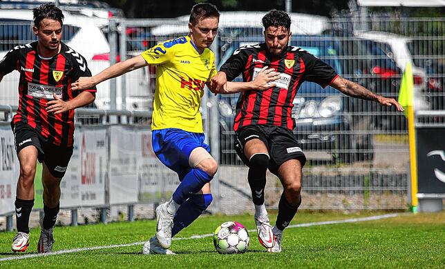 Geklärt: Alessandro Mastrangelo vom FSV Rheinfelden (rechts) bremst Robin Karg von der SpVgg. F.A.L. aus.