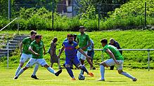 Viele Hunde sind des Hasen Tod: Qendrim Krasniqi (SpVgg F.A.L., Mitte) sieht sich beim 0:4 von vier Donaueschingern (von links: Aaron ...