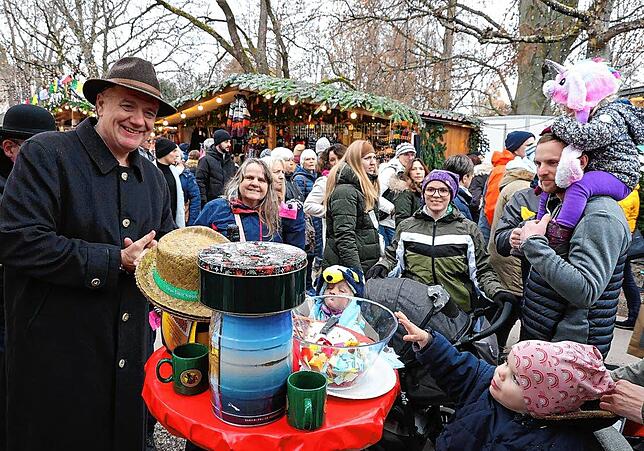 Bild 12: Hincooker auf dem Weihnachtsmarkt: Weihnachtsmann, Taschengeld vom Franz und 2000 Euro Spenden