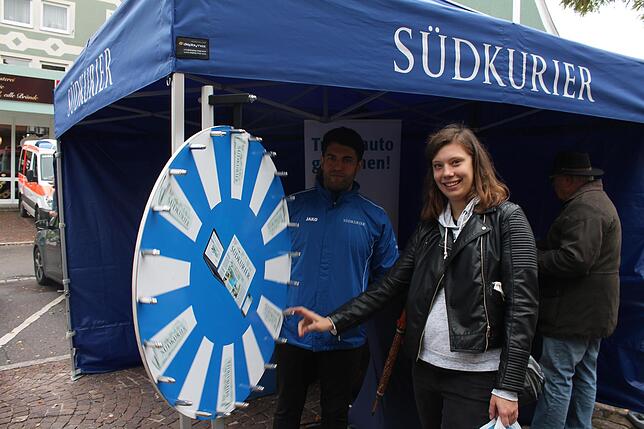 Beim Gewinnspiel des SÜDKURIER kann man einen Fial 124 Spider gewinnen. Wer mitmacht, darf am Glücksrad drehen, sowie hier Lara Lützow. ...