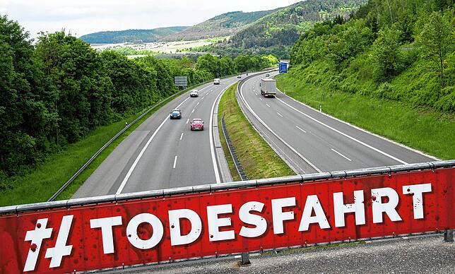 2018 hat das zuständige Innenministerium einen Banner mit der Aufschrift „Todesfahrt“ im Rahmen einer Kampagne gegen ...