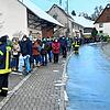 Warteschlange und Feuerwehr vor der Praxis. Die Einsatzkräfte schauten, dass alles gut ablief, aber die Leute waren sehr geduldig.