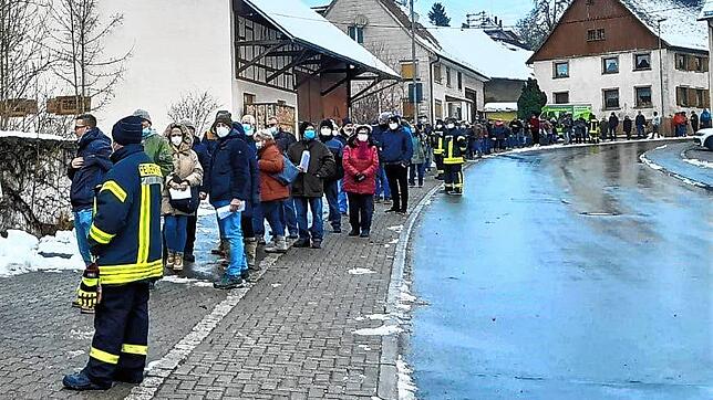 Warteschlange und Feuerwehr vor der Praxis. Die Einsatzkräfte schauten, dass alles gut ablief, aber die Leute waren sehr geduldig.