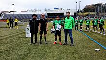 Ehrung für Fairplay: (auf dem Bild von links) Bezirksvorsitzender Konrad Matheis, Schiedsrichter Stephan Niggemeier, Dennis Habibovic ...