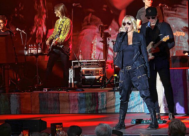 Sarah Connor auf der Bühne zum Auftakt des Schlossplatz Meersburg Open Air 2023.