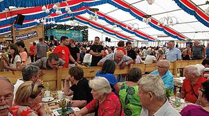 Immer einladend dekoriert ist das Festzelt der Polyhymnia beim Brunnenfest. Ob mit einem Jubiläum wie in diesem Jahr das 50-jährige der ...