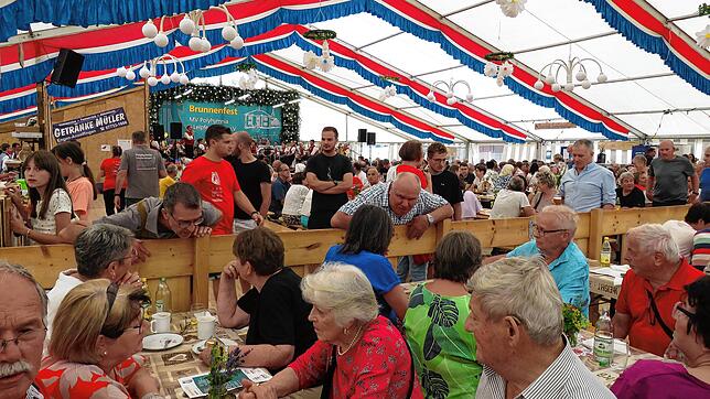 Immer einladend dekoriert ist das Festzelt der Polyhymnia beim Brunnenfest. Ob mit einem Jubiläum wie in diesem Jahr das 50-jährige der ...