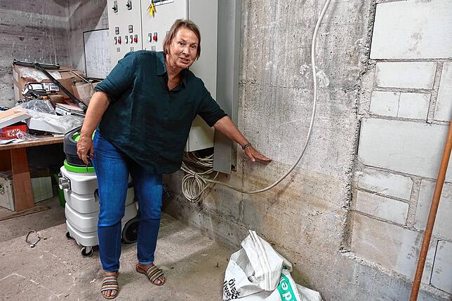 Daphne Kephalidis-Walker vom Stühlinger Stadtbauamt zeigt im Heizungsraum der Realschule, wie hoch das Wasser nach dem Unwetter des ...