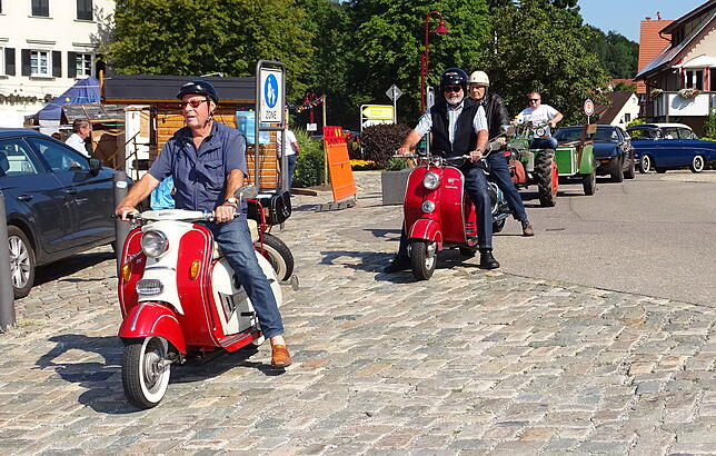 Auch Oldtimer auf zwei Rädern waren zum Lindenfest gekommen. Vespa, Lambretta und Co. erinnerten an die Zeiten, als die Frauen ...