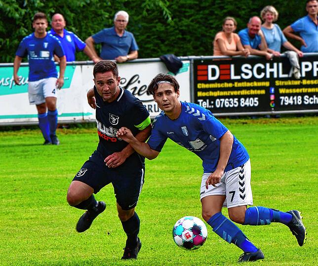 Wiedersehen mit guten Freunden: Schon jetzt freuen sich Jonas Lösle (rechts, gegen Marco Holzapfel) und die SF Schliengen auf das Spiel ...