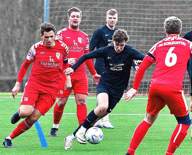 Das macht er gut: Aus dem Hintergrund beobachtet Alex Rebis seinen A-Junior Marco Hanser (am Ball, beim 5:3-Sieg beim FC Schlüchttal), ...