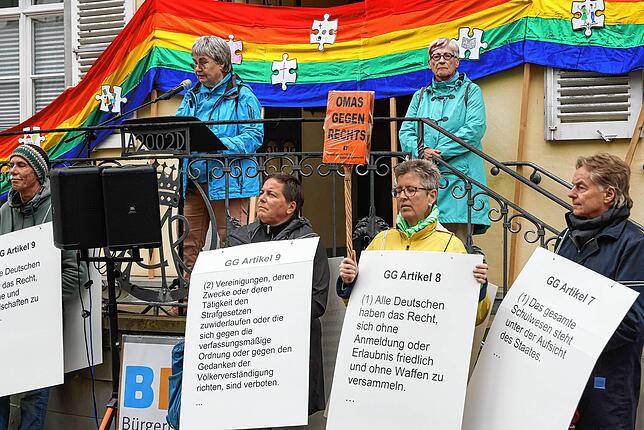 Die Redner erinnerten an die Bedeutung des Grundgesetzes.