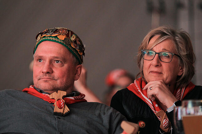 Schauen gebannt dem Geschehen auf der Bühne zu: OB Martin Staab mit seiner Partnerin Andrea Rehberger.