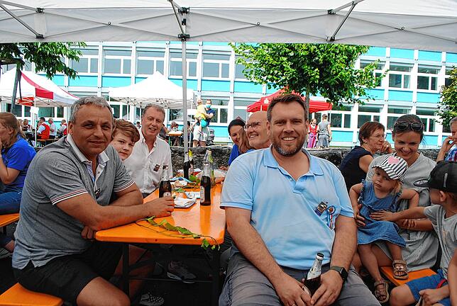 Pavillons bieten den Festgästen Schutz vor der prallen Sonne.