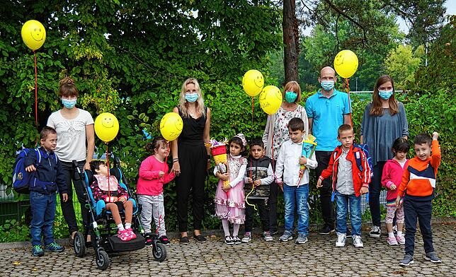 Zur Begrüßung gab es gelbe Luftballons: Die Erstklässler der Haldenwang-Schule in Singen freuen sich auf ihren ersten Schultag.