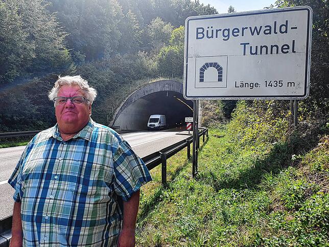2022: Dieter Bollinger begleitete ab Mai 1995 die Bauarbeiten. Hier steht er vor dem Ostportal des Bürgerwaldtunnels.