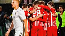 Freiburgs Mannschaft jubelt über das Tor zum 0:1.