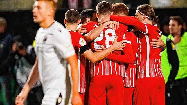 Freiburgs Mannschaft jubelt über das Tor zum 0:1.