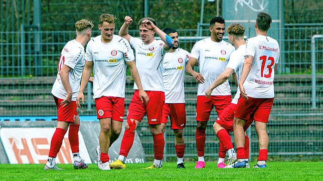 Jubel beim SC Pfullendorf, der nach hartem Kampf in Unterzahl den SV Kuppenheim mit 2:1 besiegt hatte.