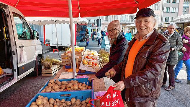 Margot Stahl und Ernst Heim kaufen seit vielen Jahren auf dem Konstanzer Wochenmarkt ein. Hier stehen sie an einem Stand von der Höri. ...