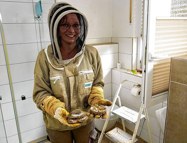 Miriam Wahr hat das Wespennest aus dem Rollladenkasten im Badezimmer entfernt