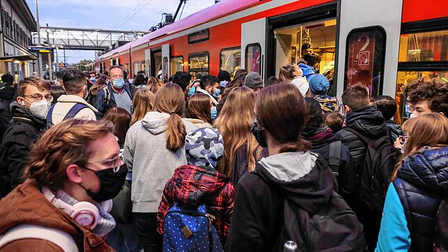 An einzelnen Tagen scheint sich trotz aller Beteuerungen der Bahn, genügend Wagenmaterial auf der Strecke Schaffhausen-Singen ...