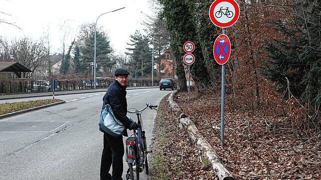 Ralf Seuffert vom Allgemeinen Deutschen Fahrrad-Club (ADFC) machte in der Eichhornstrasse auf ein Ärgernis für Radfahrer aufmerksam. Sie ...