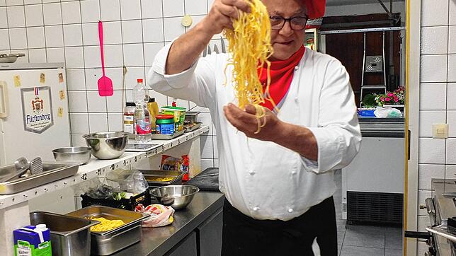 Nicht nur Spaghetti und Pizza, auch spanische Spezialitäten hat Antonio Lettica, Inhaber der Pizzeria &bdquo;Stellfalle&ldquo; in ...