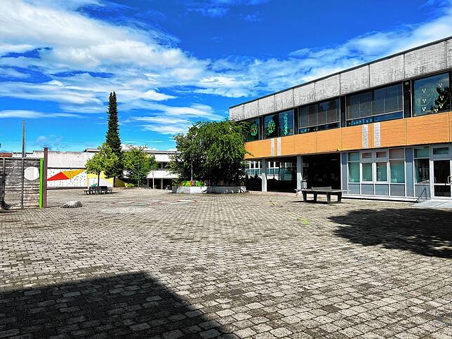 Der Hof der Grundschule Dettingen ist gerade noch leer. Aber spätestens zur großen Pause tobt ihr das Leben.