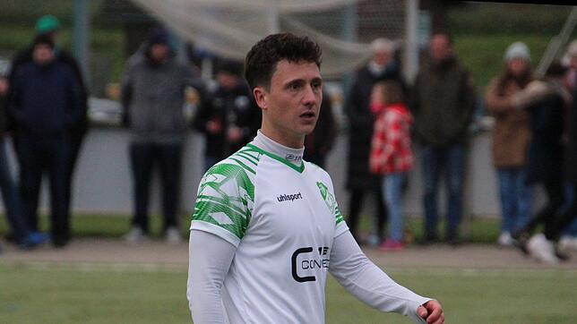 Eigentlich hatte Raphael Schorpp im Sommer die Fußballschuhe an den Nagel gehängt. Aufgrund personeller Sorgen bei der DJK ...