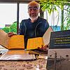 Jörg Böcking zeigt einen Teil der Protokollbücher, aus denen er die Informationen über das Buch der KZ-Häftlinge Georg Glenz und anderen ...