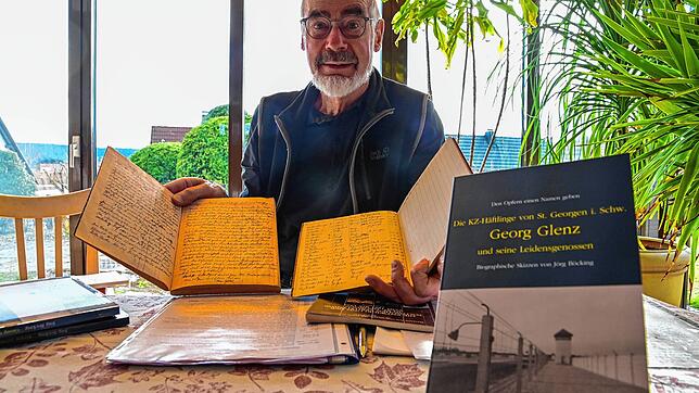 Jörg Böcking zeigt einen Teil der Protokollbücher, aus denen er die Informationen über das Buch der KZ-Häftlinge Georg Glenz und anderen ...