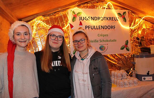 Leckere Crepes und heiße Schokolade verkauften die fröhlichen Mädels am Stand des Jugendrotkreuz. Unser Bild zeigt von links Mia Jenter, ...