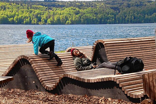 Bild 15: Spielplatzcheck: Lioba und Jakob klettern, springen, hüpfen, hangeln und schaukeln sich für uns durch die Landesgartenschau