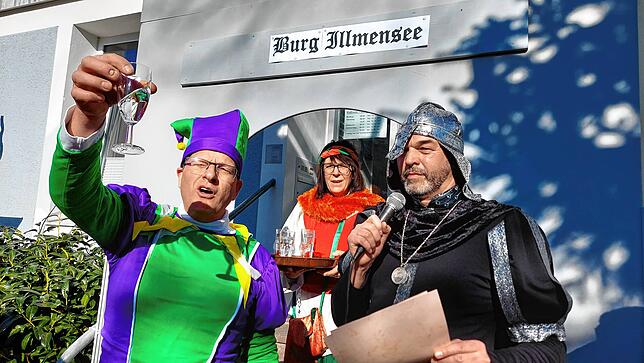 Hofnarr Michael Sonntag (links), hauptberuflich Kämmerer, verteilt im Auftrag von Ritter Reichle (rechts) „Gebranntes mit ...