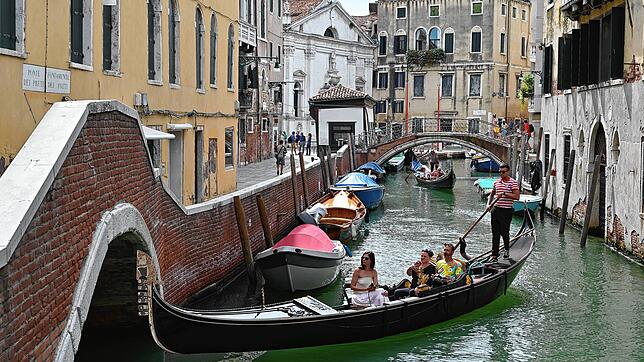 Diese Touristen erkunden per Gondel Venedigs Kanäle &ndash; andere überwinden das Wasser mit waghalsigen Sprüngen.