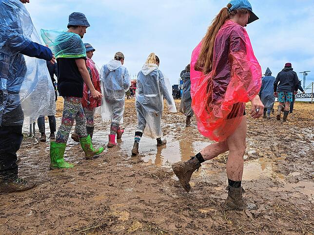 Bild 1: Dauerregen auf dem Southside 2024 - Unsere besten Matsch-Bilder!