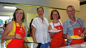 Das Küchenteam hat in der Rosendorfhalle viel zu tun. Diverse leckere Gerichte stehen den Besuchern zur Auswahl. Bild: Bettina Ebi