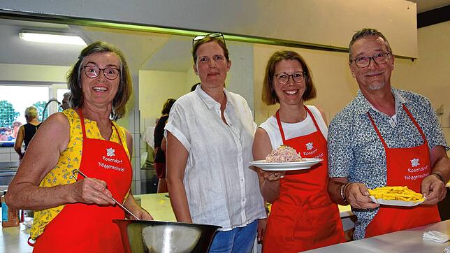 Das Küchenteam hat in der Rosendorfhalle viel zu tun. Diverse leckere Gerichte stehen den Besuchern zur Auswahl. Bild: Bettina Ebi