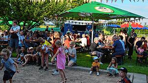 Beim Sommerfest der Vereinsgemeinschaft Erdmannsweiler auf der Tennisanlage kommen Jung und Alt auf ihre Kosten. Die Kinder spielen ...