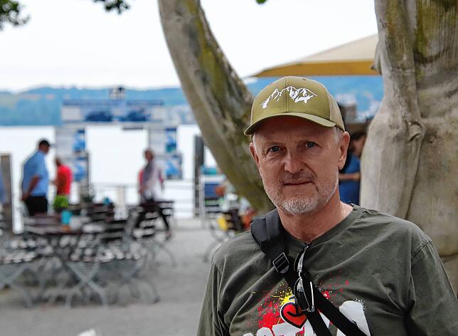Manfred Garreis fotografiert den Lenk-Brunnen.