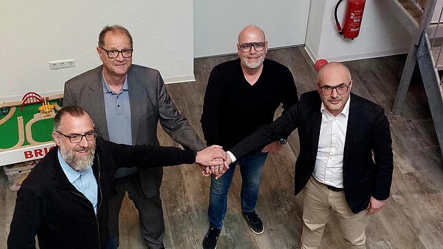 Brücken bauen – das haben sich Michael Spitz von Pro-Kids, Oberbürgermeister Jürgen Roth, Joachim Spitz, Vorsitzender von Pro-Kids, und ...