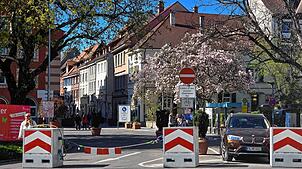 Bei dem verkaufsoffenen Sonntag am 6. April in Überlingen wurde die Innenstadt mit physischen Barrieren abgesperrt. Ein verkaufsoffener ...