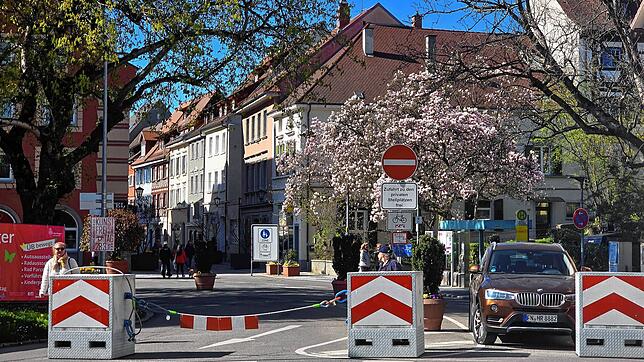 Bei dem verkaufsoffenen Sonntag am 6. April in Überlingen wurde die Innenstadt mit physischen Barrieren abgesperrt. Ein verkaufsoffener ...