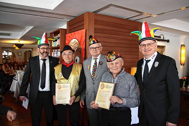 Ordensmeister Markus Vollmer (links) und Narrenrichter Jürgen Koterzyna (rechts) mit Uwe Eckardt, Günter Kratzerund Manfred Engelmann ...