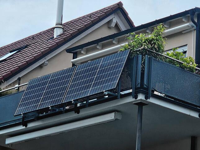 Ein Mini-Balkonkraftwerk in der Wendelgardstraße in Friedrichshafen.