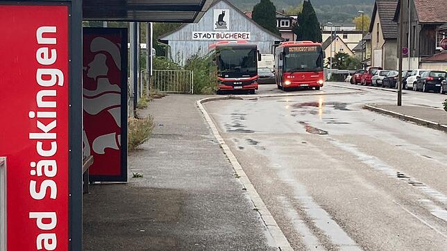 In einem auf dem im hinteren Bildbereich erkennbaren Parkplatz abgestellten Bus soll der Angeklagte seine Ex-Geliebte vergewaltigt haben.