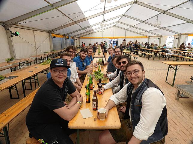 Bild 13: Bilder von der Jahrhundertparty im Festzelt mit Live-Acts und mega Stimmung