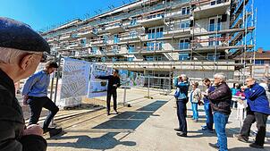 Michael Schneider, Leiter der Abteilung Grün und Gewässer erläutert beim Tag der Städtebauförderung die Pläne für den Quartiersplatz am ...